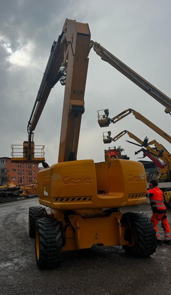 Genie Z-80/60, 24.4meter height - Emelőkosaras teherautó: 4 kép. Genie Z-80/60, 24.4meter height - Emelőkosaras teherautó: 4 kép.