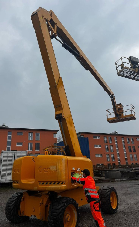 Genie Z-80/60, 24.4meter height - Emelőkosaras teherautó: 3 kép. Genie Z-80/60, 24.4meter height - Emelőkosaras teherautó: 3 kép.