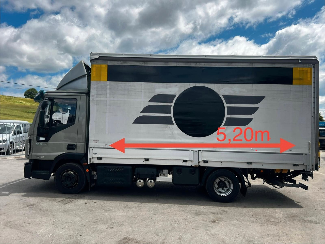 Iveco 75E19 Eurocargo, E6, Ladebordwand - Ponyvás kisteherautó: 3 kép. Iveco 75E19 Eurocargo, E6, Ladebordwand - Ponyvás kisteherautó: 3 kép.