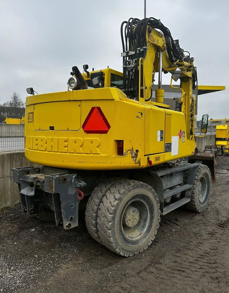 Liebherr A900C ZW Litronic PFS 2, Rail+Road, Gleisbagger - Gumikerekes kotró: 2 kép. Liebherr A900C ZW Litronic PFS 2, Rail+Road, Gleisbagger - Gumikerekes kotró: 2 kép.
