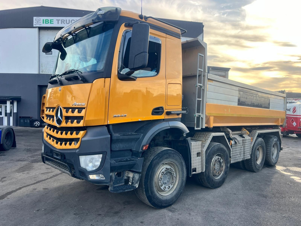 Mercedes-Benz Arocs 3243 8x4, E6, Trösch Kipper - Billenőplatós teherautó: 3 kép. Mercedes-Benz Arocs 3243 8x4, E6, Trösch Kipper - Billenőplatós teherautó: 3 kép.
