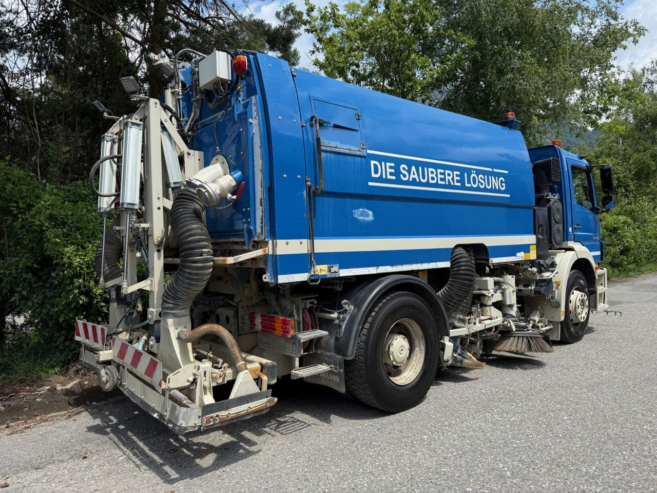 Mercedes-Benz Axor 1829 4x2, E5, EPS, RHD, Faun Kehrmaschine - Utcaseprő gép: 4 kép. Mercedes-Benz Axor 1829 4x2, E5, EPS, RHD, Faun Kehrmaschine - Utcaseprő gép: 4 kép.
