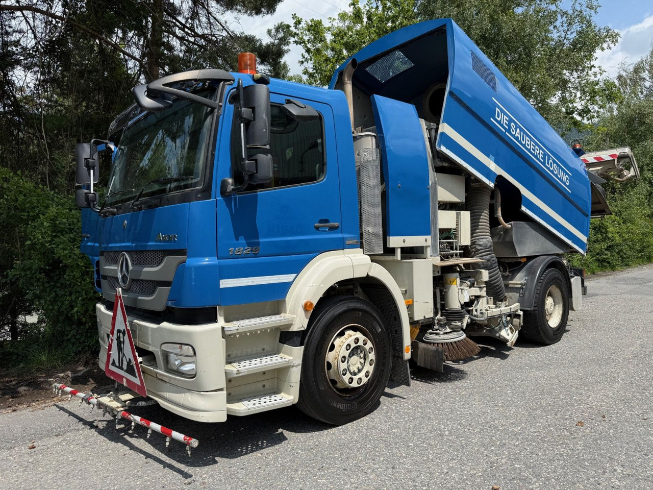 Mercedes-Benz Axor 1829 4x2, E5, EPS, RHD, Faun Kehrmaschine - Utcaseprő gép: 1 kép. Mercedes-Benz Axor 1829 4x2, E5, EPS, RHD, Faun Kehrmaschine - Utcaseprő gép: 1 kép.