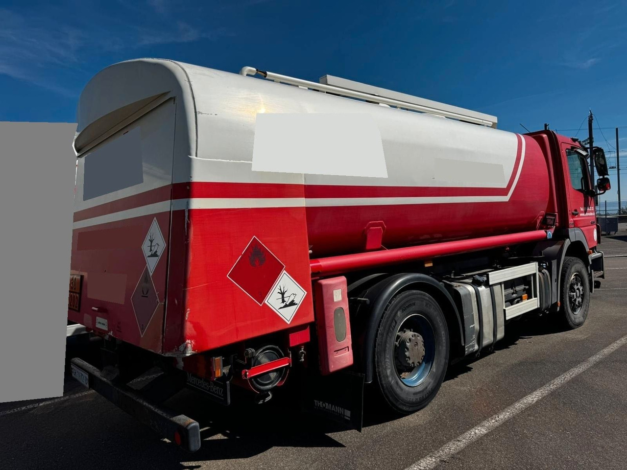 Mercedes-Benz Axor 1833, ADR, E4, 2 Kammern 1. 5000L 2. 7000L - Tartályos teherautó: 3 kép. Mercedes-Benz Axor 1833, ADR, E4, 2 Kammern 1. 5000L 2. 7000L - Tartályos teherautó: 3 kép.