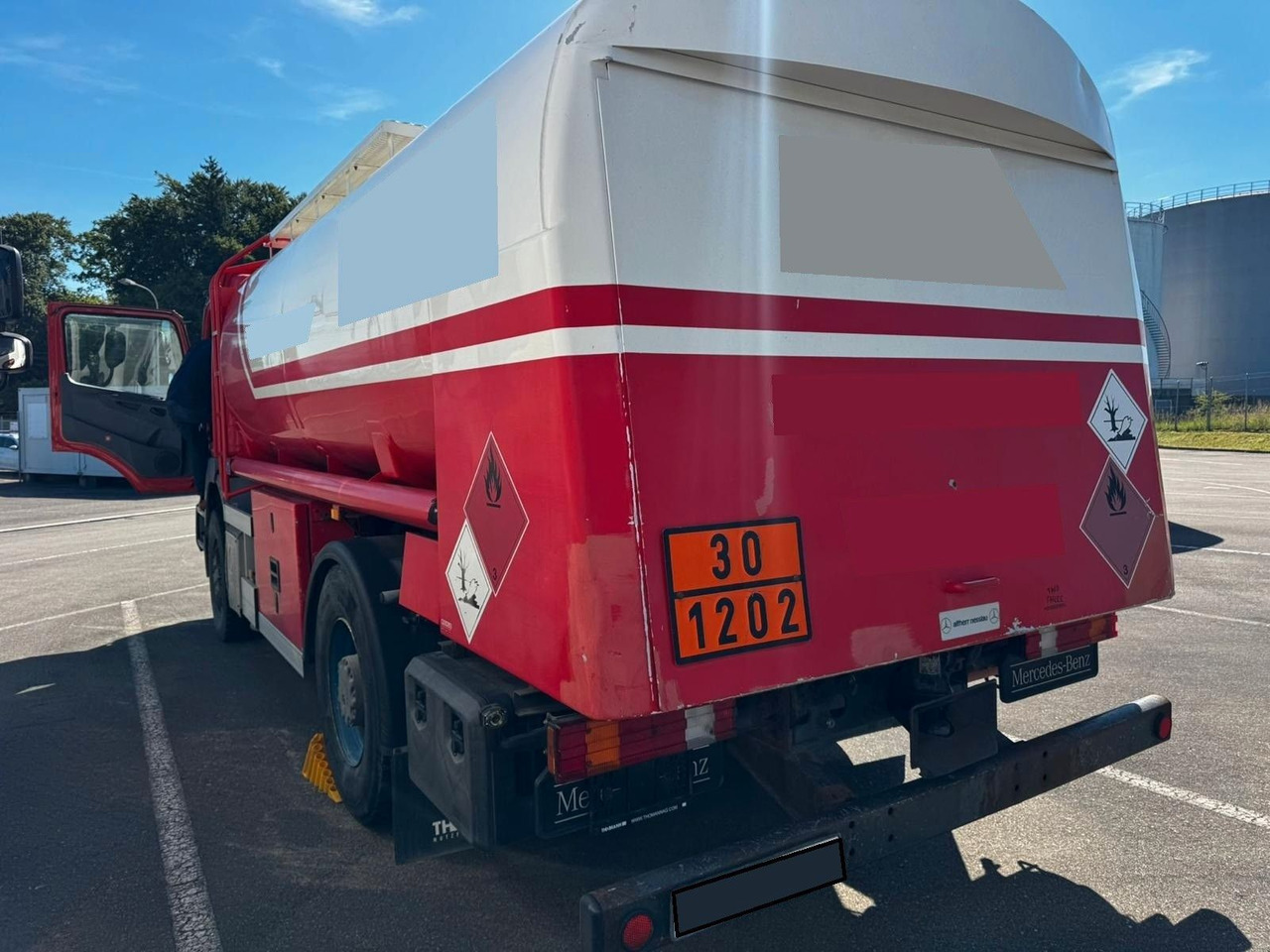 Mercedes-Benz Axor 1833, ADR, E4, 2 Kammern 1. 5000L 2. 7000L - Tartályos teherautó: 4 kép. Mercedes-Benz Axor 1833, ADR, E4, 2 Kammern 1. 5000L 2. 7000L - Tartályos teherautó: 4 kép.
