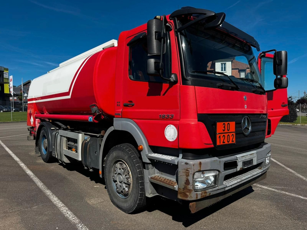 Mercedes-Benz Axor 1833, ADR, E4, 2 Kammern 1. 5000L 2. 7000L - Tartályos teherautó: 1 kép. Mercedes-Benz Axor 1833, ADR, E4, 2 Kammern 1. 5000L 2. 7000L - Tartályos teherautó: 1 kép.