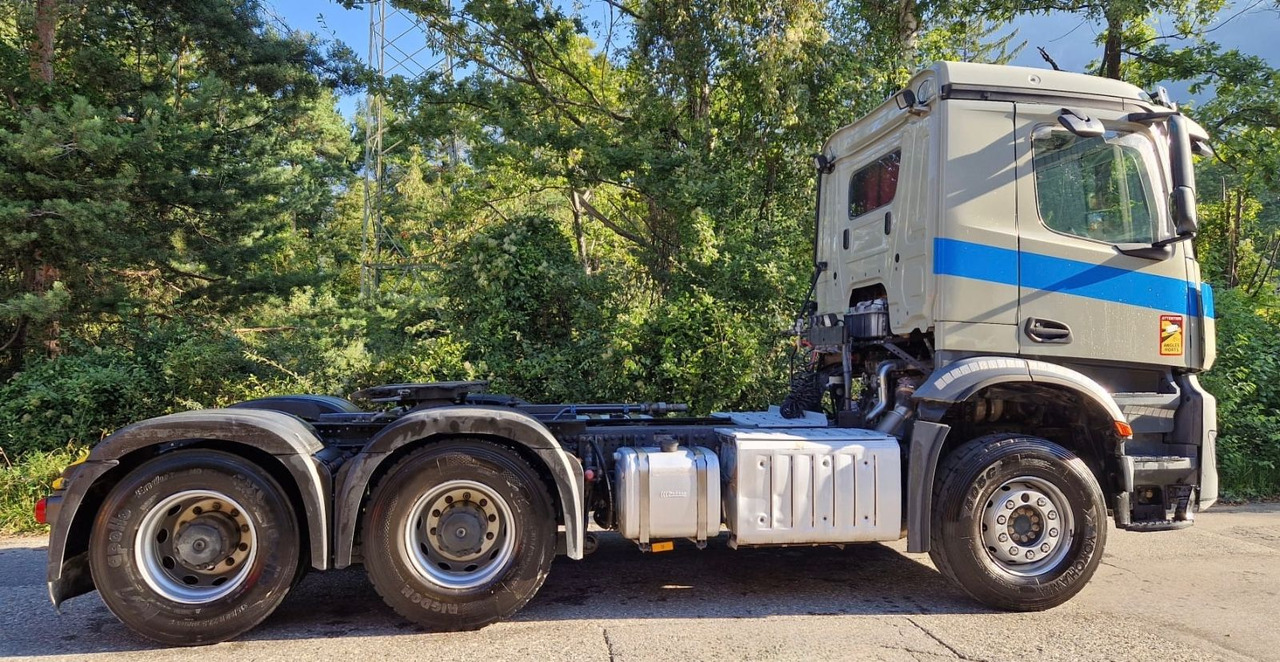 Mercedes-Benz Arocs 2648 6x4, E6, Retarder, Kipphydraulik - Nyergesvontató: 5 kép. Mercedes-Benz Arocs 2648 6x4, E6, Retarder, Kipphydraulik - Nyergesvontató: 5 kép.