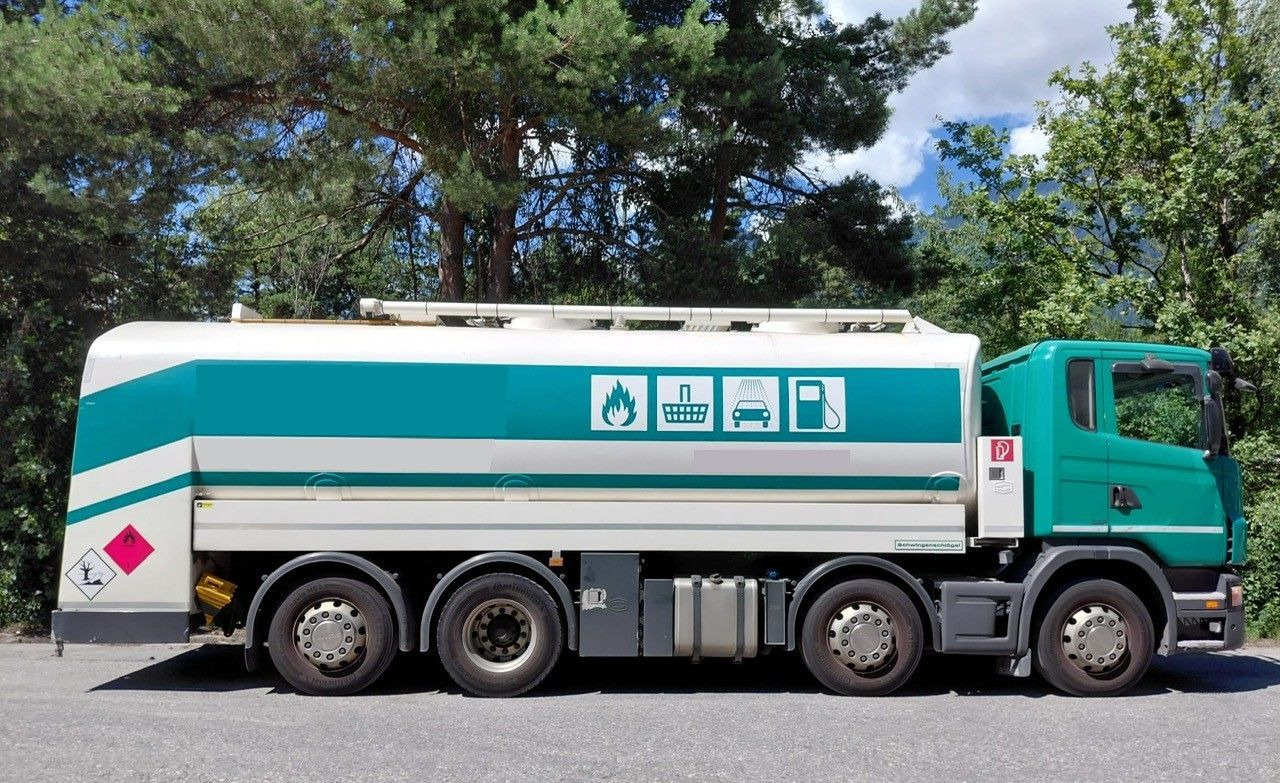 Scania G440 8x2, E5, Schwingenschloegel, 2 Kammern, ADR - Tartályos teherautó: 3 kép. Scania G440 8x2, E5, Schwingenschloegel, 2 Kammern, ADR - Tartályos teherautó: 3 kép.