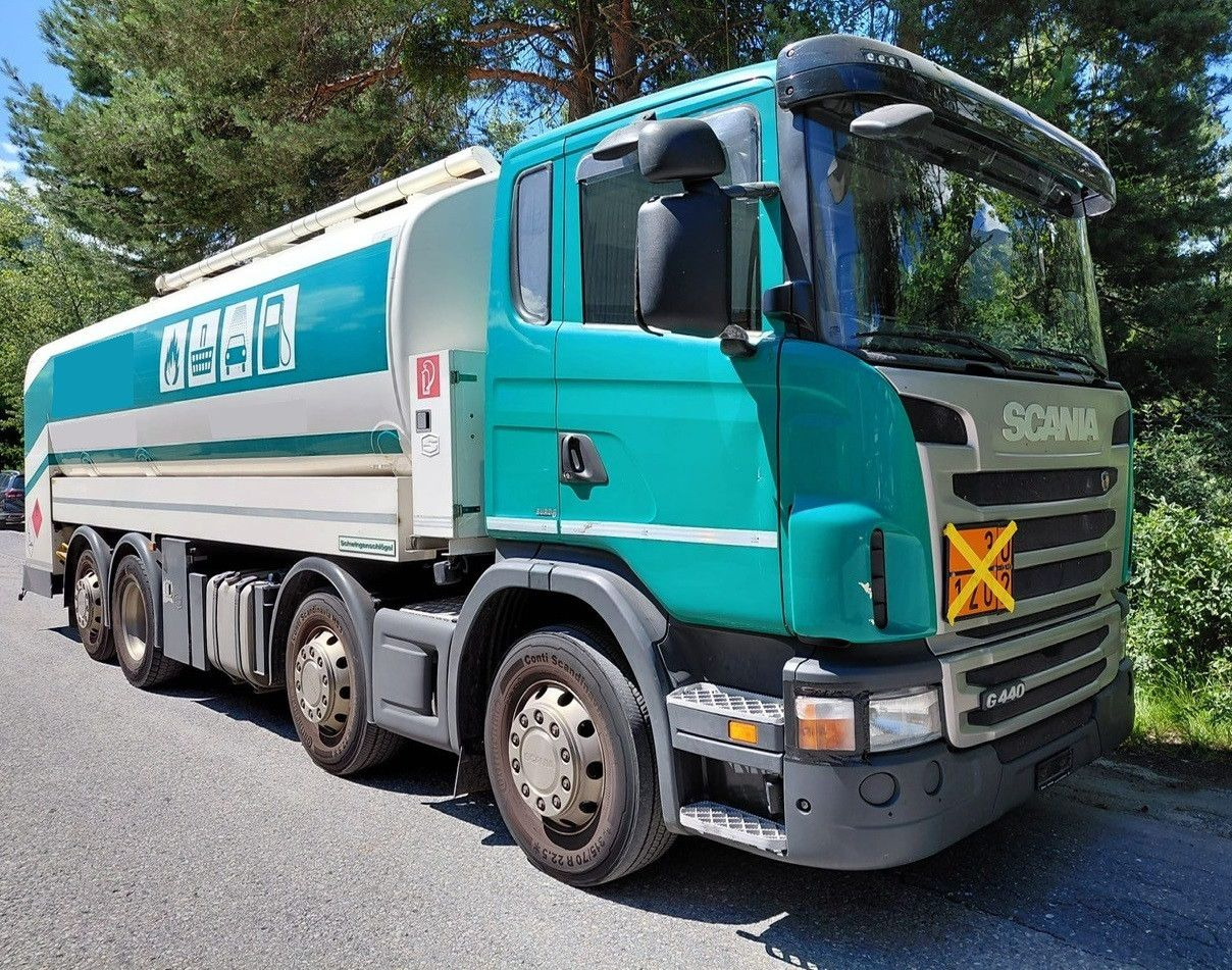 Scania G440 8x2, E5, Schwingenschloegel, 2 Kammern, ADR - Tartályos teherautó: 1 kép. Scania G440 8x2, E5, Schwingenschloegel, 2 Kammern, ADR - Tartályos teherautó: 1 kép.
