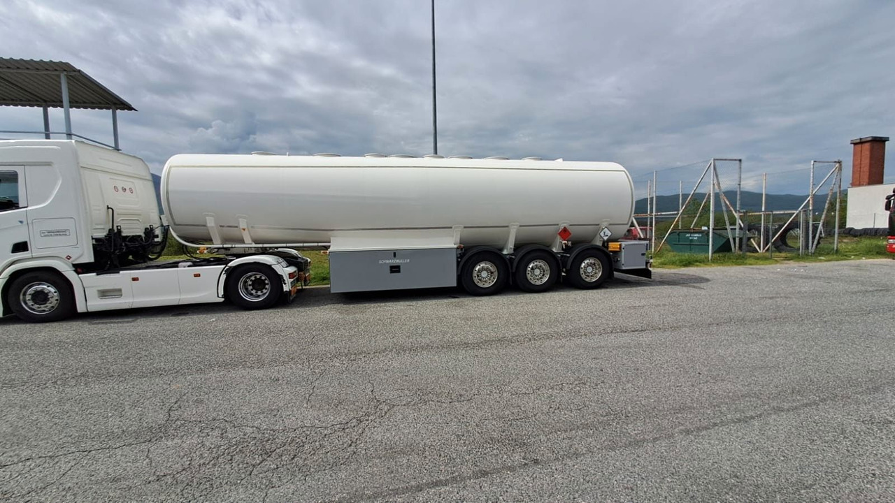 Schwarzmüller 4 Kammern, ADR, Treibstoff Fuel - Tartályos félpótkocsi: 4 kép. Schwarzmüller 4 Kammern, ADR, Treibstoff Fuel - Tartályos félpótkocsi: 4 kép.
