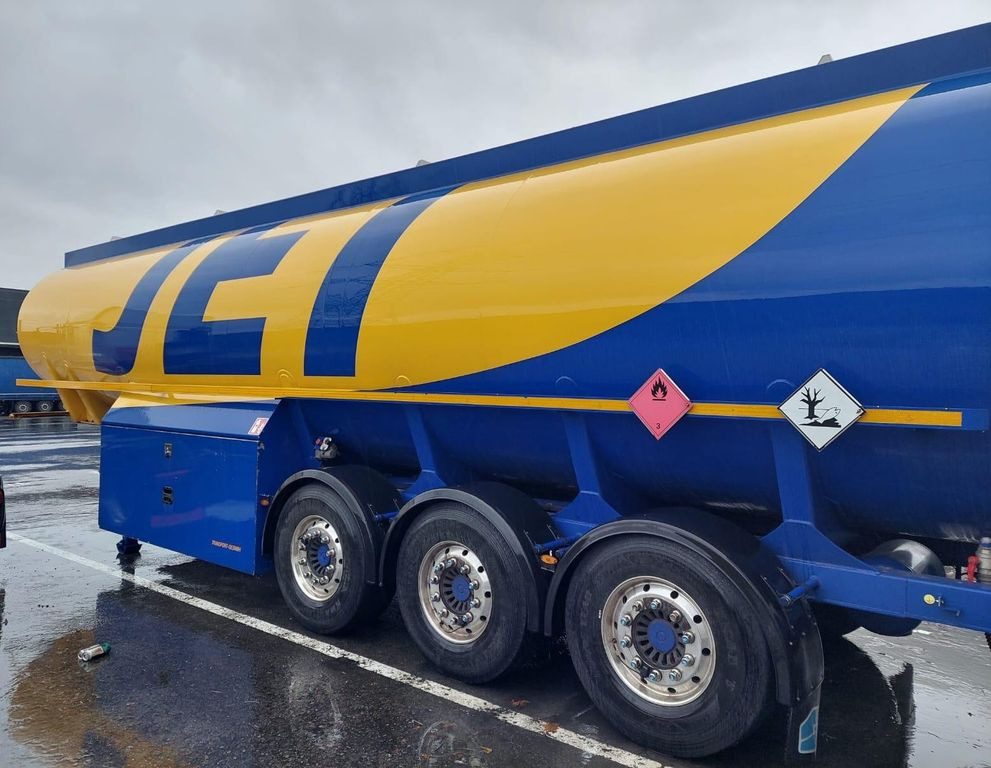 Schwarzmüller Schwingenschlögel,ADR,Diesel/Benzin, 5 Kammern - Tartályos félpótkocsi: 1 kép. Schwarzmüller Schwingenschlögel,ADR,Diesel/Benzin, 5 Kammern - Tartályos félpótkocsi: 1 kép.