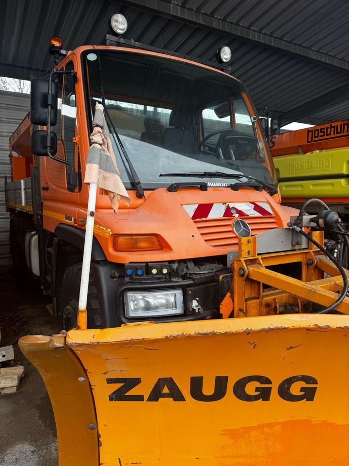 Unimog U400 4x4, Winterdienst, Schild+Streuer - Teherautó: 5 kép. Unimog U400 4x4, Winterdienst, Schild+Streuer - Teherautó: 5 kép.