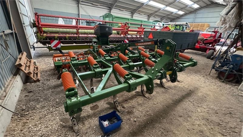 Amazone Cenius 4003 4003 med frøsåning - Borona: 4 kép. Amazone Cenius 4003 4003 med frøsåning - Borona: 4 kép.