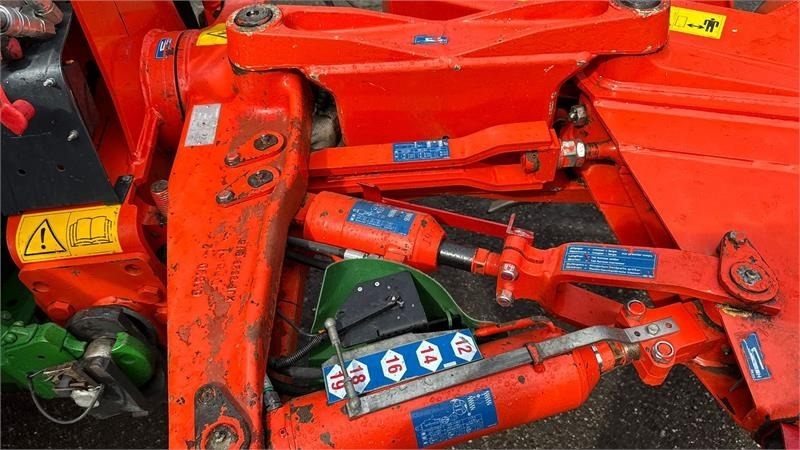 Kuhn Vari Master 183 6 Furet 183 - Eke: 5 kép. Kuhn Vari Master 183 6 Furet 183 - Eke: 5 kép.