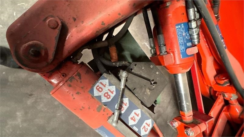 Kuhn Vari Master 183 6 Furet 183 - Eke: 3 kép. Kuhn Vari Master 183 6 Furet 183 - Eke: 3 kép.