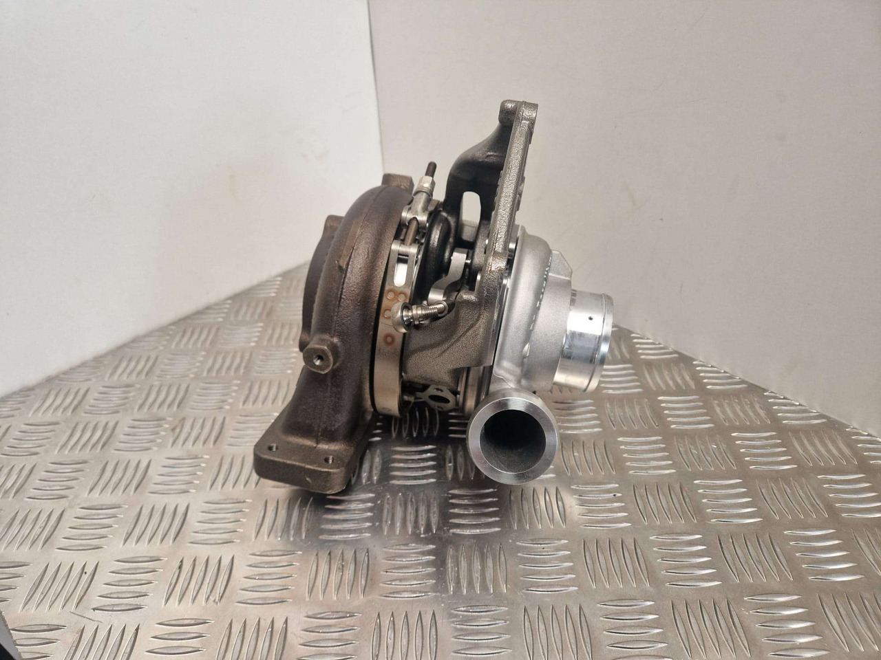 BorgWarner BV55 turbo charger JCB turbocharger - Motor és alkatrészek - Építőipari gépek: 2 kép. BorgWarner BV55 turbo charger JCB turbocharger - Motor és alkatrészek - Építőipari gépek: 2 kép.