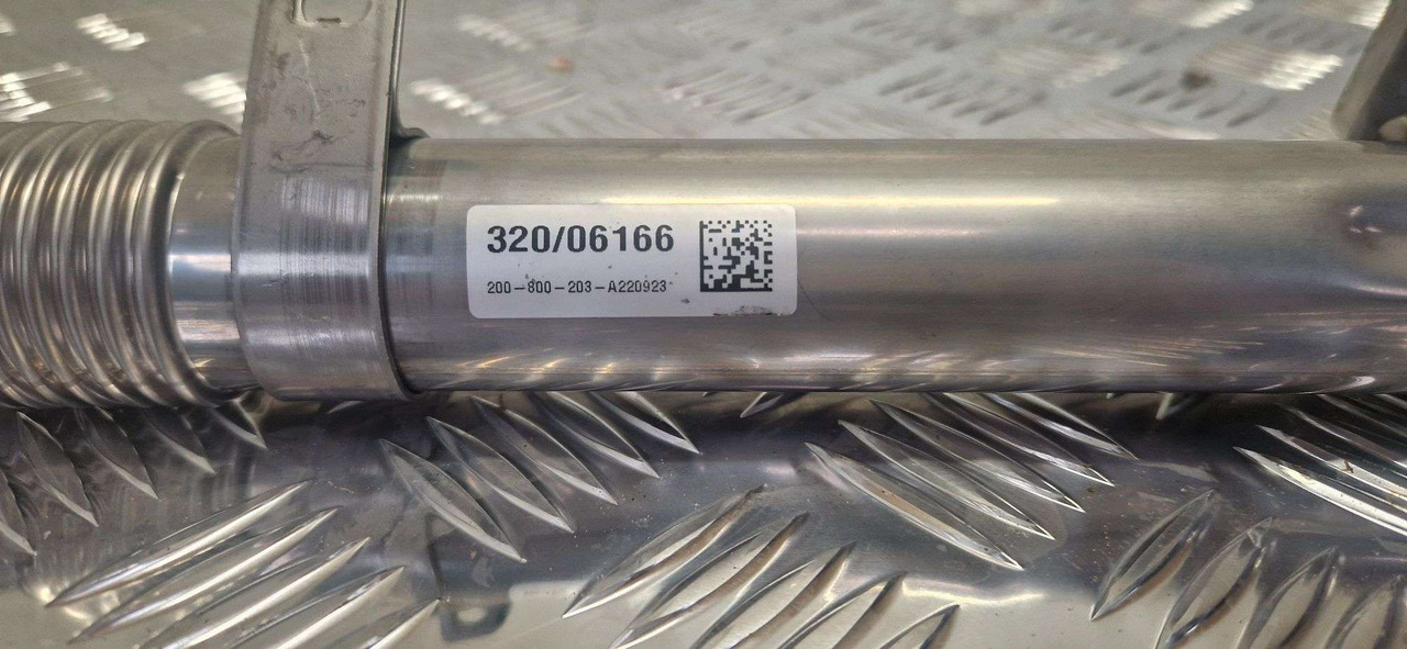 EGR Cooler crossover Pipe 320/06166 GENUINE JCB - Motor és alkatrészek - Építőipari gépek: 2 kép. EGR Cooler crossover Pipe 320/06166 GENUINE JCB - Motor és alkatrészek - Építőipari gépek: 2 kép.