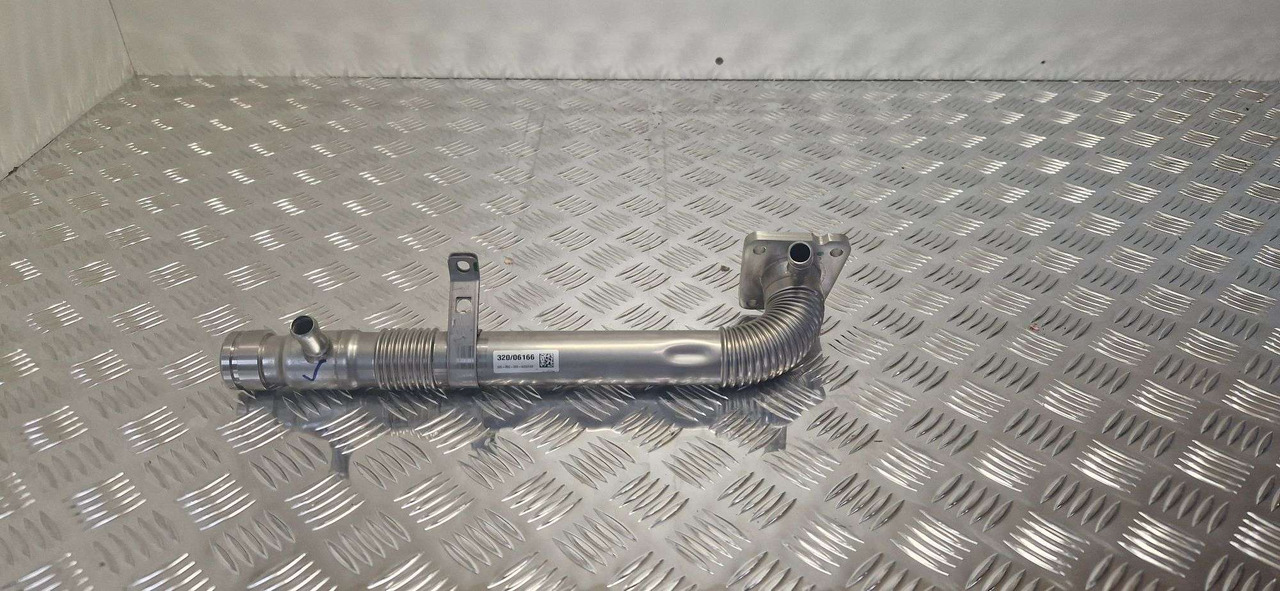 EGR Cooler crossover Pipe 320/06166 GENUINE JCB - Motor és alkatrészek - Építőipari gépek: 1 kép. EGR Cooler crossover Pipe 320/06166 GENUINE JCB - Motor és alkatrészek - Építőipari gépek: 1 kép.