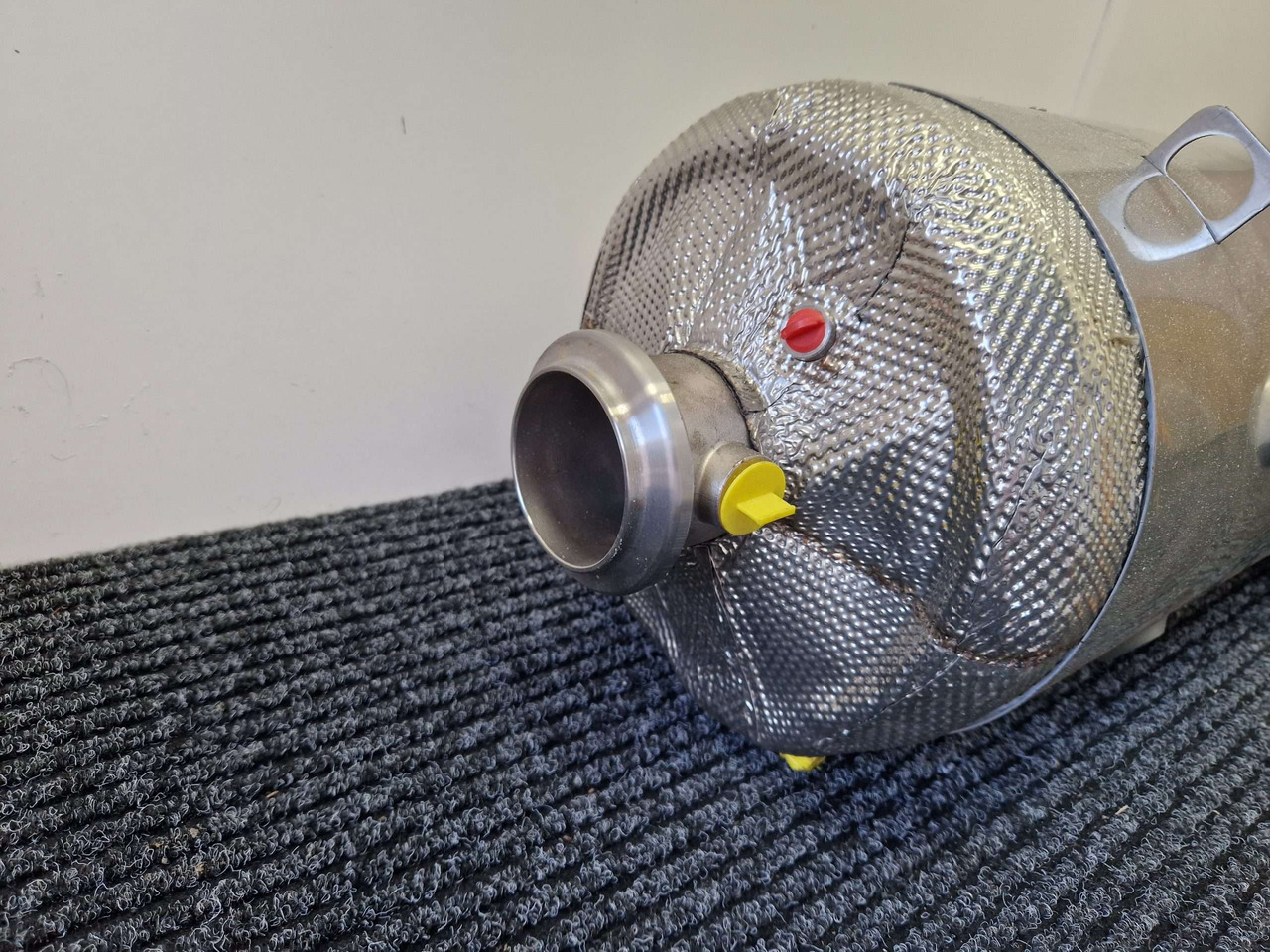 Exhaust silencer JCB 320/B6251 SCR Adblue - Motor és alkatrészek - Építőipari gépek: 4 kép. Exhaust silencer JCB 320/B6251 SCR Adblue - Motor és alkatrészek - Építőipari gépek: 4 kép.