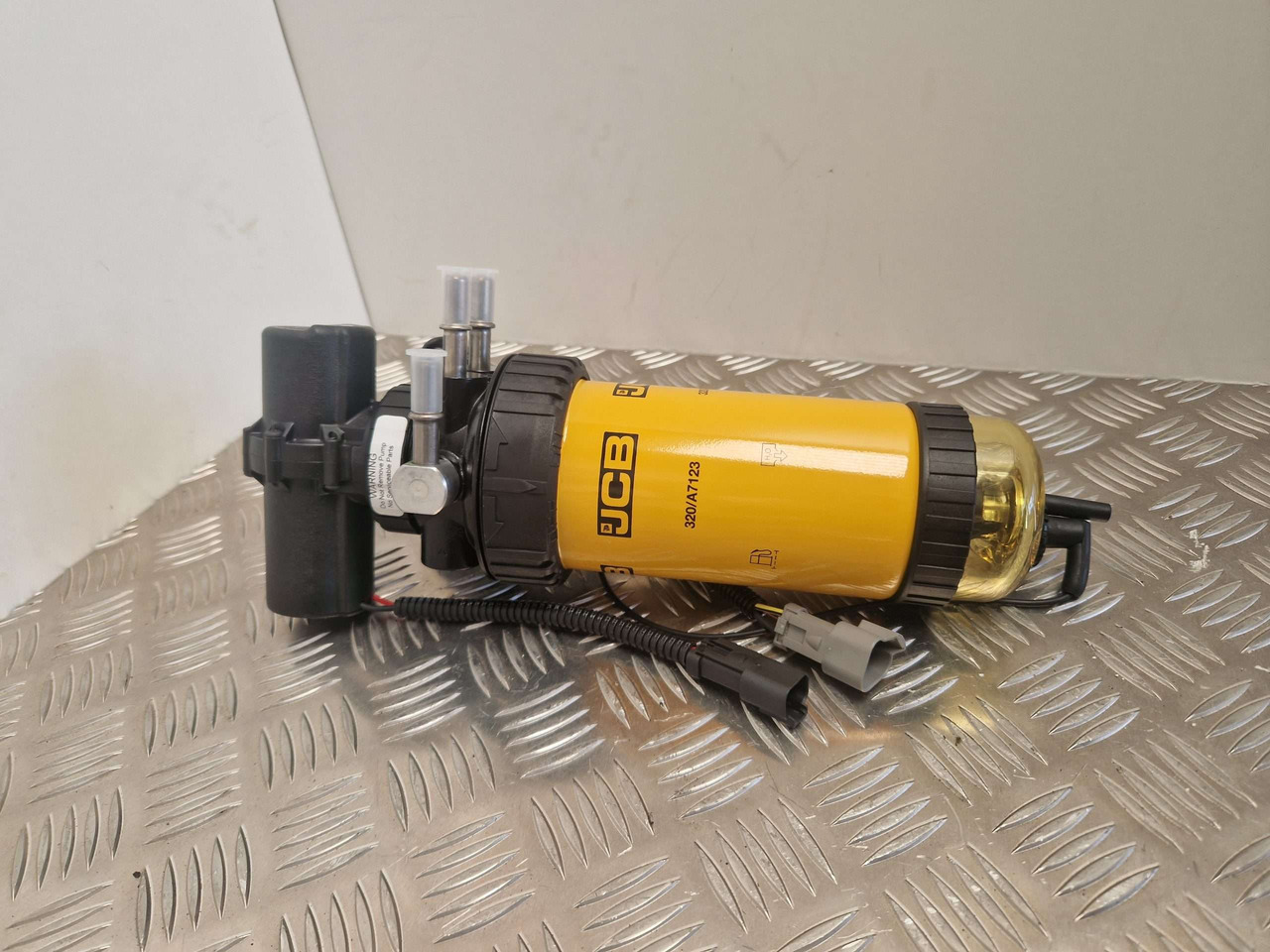 Fuel Filter lift pump genuine JCB 320/A7046 320/A7087 333/C3351 - Motor és alkatrészek - Építőipari gépek: 1 kép. Fuel Filter lift pump genuine JCB 320/A7046 320/A7087 333/C3351 - Motor és alkatrészek - Építőipari gépek: 1 kép.