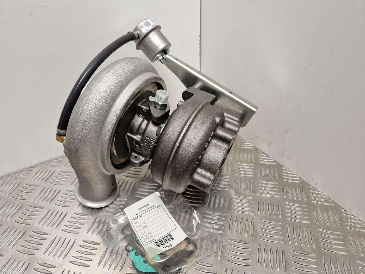 Iveco Generator Turbocharger Holset 4043994 - Motor és alkatrészek - Építőipari gépek: 3 kép. Iveco Generator Turbocharger Holset 4043994 - Motor és alkatrészek - Építőipari gépek: 3 kép.