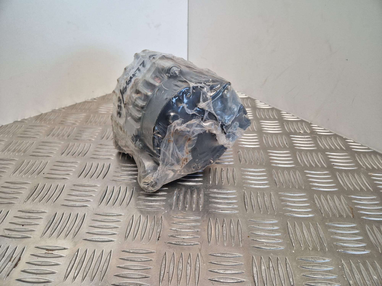 JCB Alternator 85amp 333/G6477 - Motor és alkatrészek - Építőipari gépek: 1 kép. JCB Alternator 85amp 333/G6477 - Motor és alkatrészek - Építőipari gépek: 1 kép.
