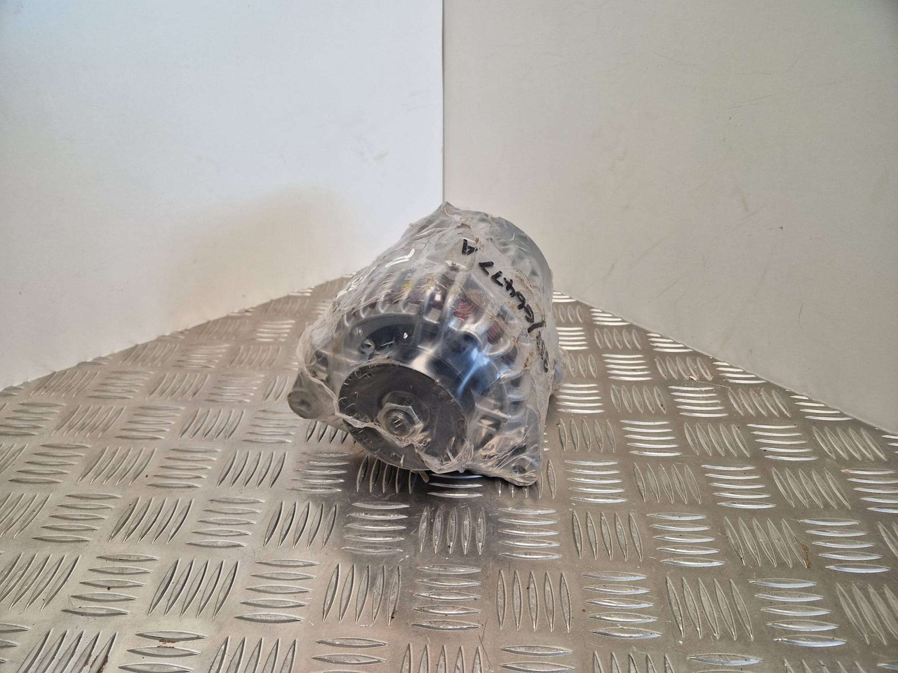 JCB Alternator 85amp 333/G6477 - Motor és alkatrészek - Építőipari gépek: 2 kép. JCB Alternator 85amp 333/G6477 - Motor és alkatrészek - Építőipari gépek: 2 kép.