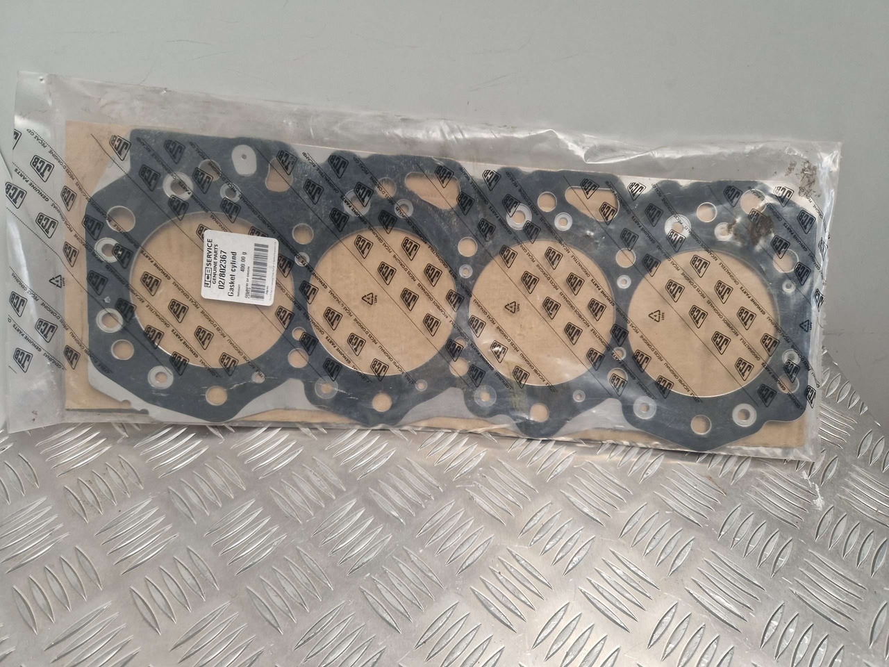 JCB Head Gasket 4JJ1 02/802367 1.10mm thick 2 notch - Motor és alkatrészek - Építőipari gépek: 2 kép. JCB Head Gasket 4JJ1 02/802367 1.10mm thick 2 notch - Motor és alkatrészek - Építőipari gépek: 2 kép.