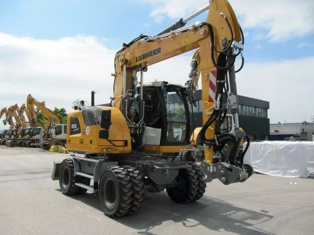 2022 Liebherr A 913 Compact G6.0-D - Gumikerekes kotró: 2 kép. 2022 Liebherr A 913 Compact G6.0-D - Gumikerekes kotró: 2 kép.