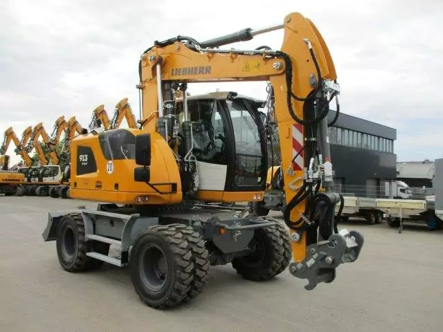 2023 Liebherr A 913 Compact G6.0-D Litronic - Gumikerekes kotró: 2 kép. 2023 Liebherr A 913 Compact G6.0-D Litronic - Gumikerekes kotró: 2 kép.