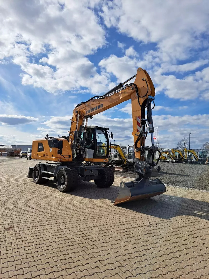 2023 Liebherr A 920 Litronic G6.0-D - Gumikerekes kotró: 2 kép. 2023 Liebherr A 920 Litronic G6.0-D - Gumikerekes kotró: 2 kép.