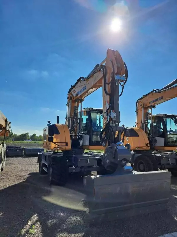 2025 Liebherr A 918 Compact G6.0-D Litronic - Gumikerekes kotró: 2 kép. 2025 Liebherr A 918 Compact G6.0-D Litronic - Gumikerekes kotró: 2 kép.