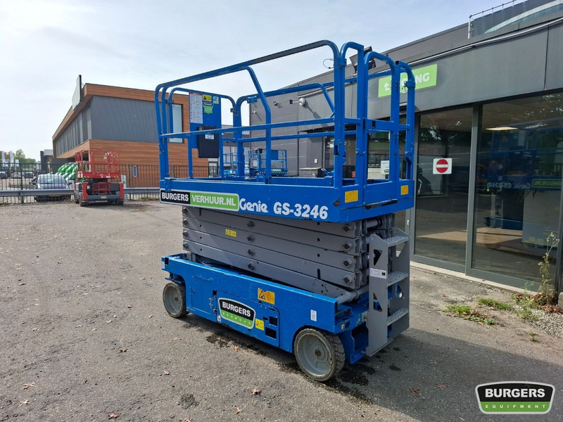 Genie GS3246 Nieuwe accus + lader - Ollós emelő: 4 kép. Genie GS3246 Nieuwe accus + lader - Ollós emelő: 4 kép.