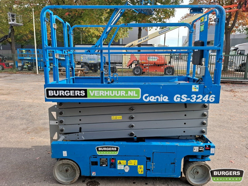 Genie GS3246 Nieuwe accus + lader - Ollós emelő: 5 kép. Genie GS3246 Nieuwe accus + lader - Ollós emelő: 5 kép.