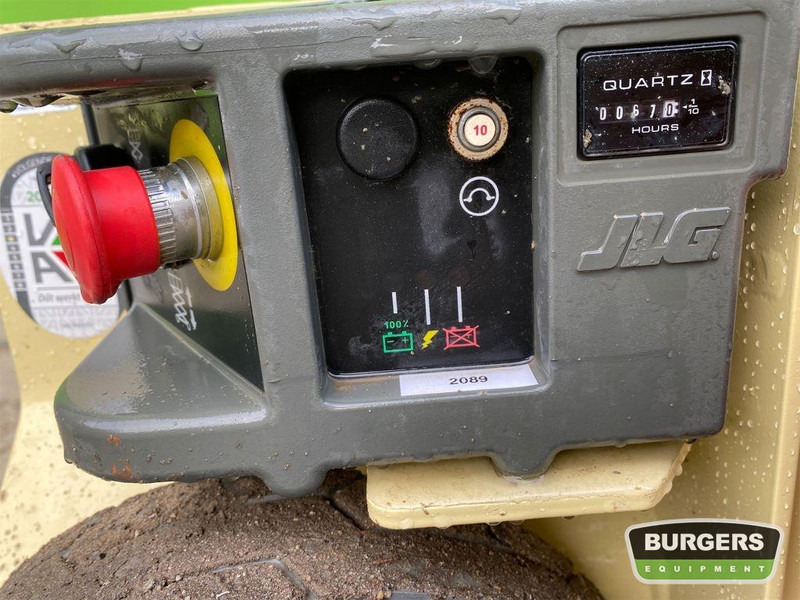 JLG 1230ES - Oszlopos személyemelő: 4 kép. JLG 1230ES - Oszlopos személyemelő: 4 kép.