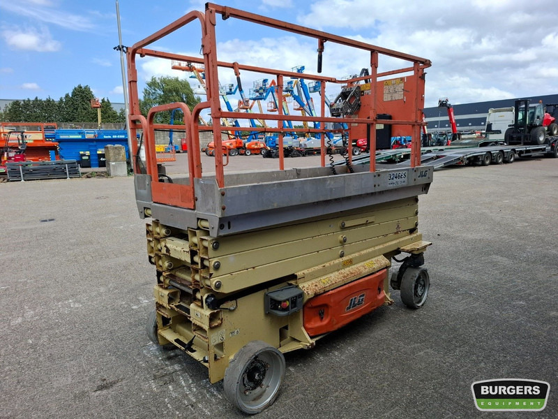 JLG 3246ES - Ollós emelő: 3 kép. JLG 3246ES - Ollós emelő: 3 kép.