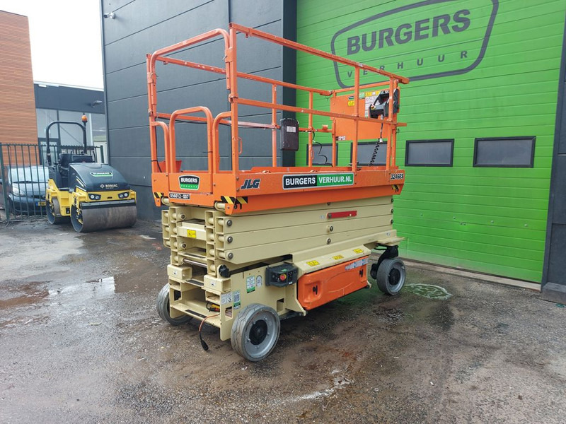 JLG 3246ES - Ollós emelő: 1 kép. JLG 3246ES - Ollós emelő: 1 kép.