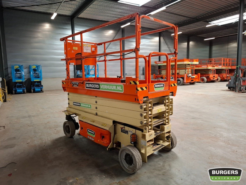 JLG 3246ES - Ollós emelő: 2 kép. JLG 3246ES - Ollós emelő: 2 kép.