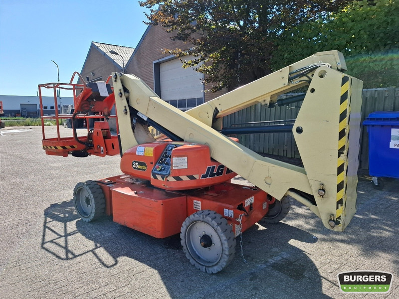 JLG N35E - Személyemelő: 4 kép. JLG N35E - Személyemelő: 4 kép.