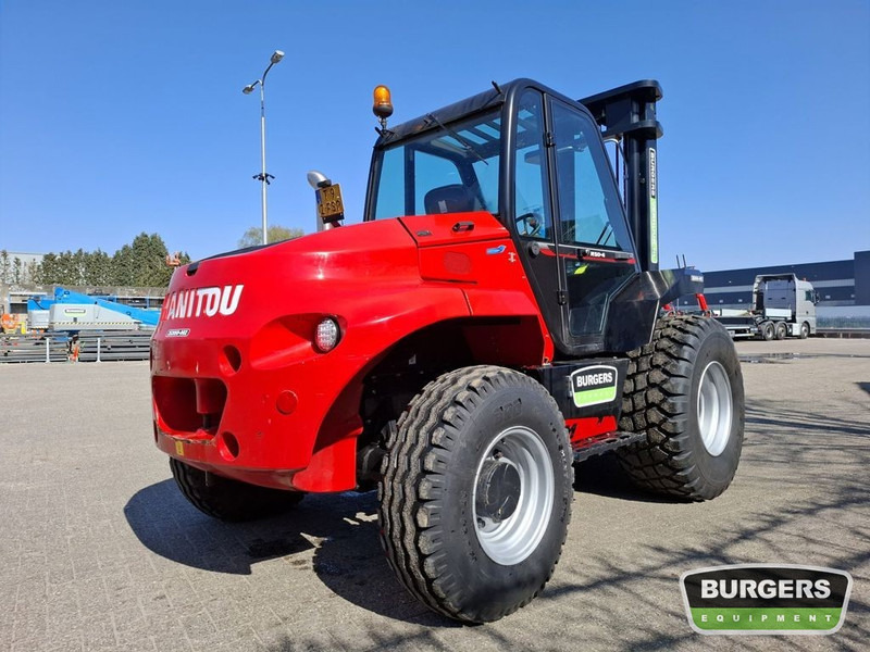 Manitou M50-4 - Terepjáró képességű targoncá: 3 kép. Manitou M50-4 - Terepjáró képességű targoncá: 3 kép.