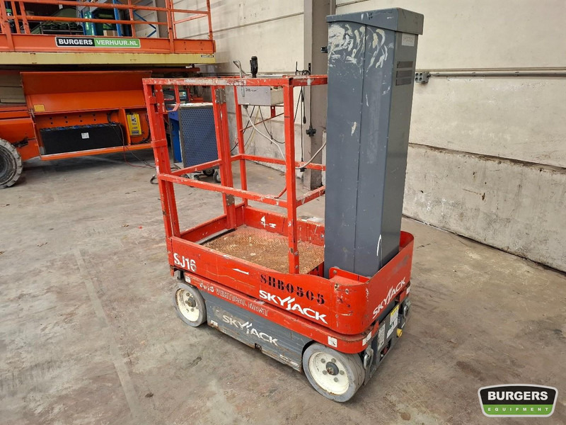 Skyjack SJ16 - Oszlopos személyemelő: 5 kép. Skyjack SJ16 - Oszlopos személyemelő: 5 kép.