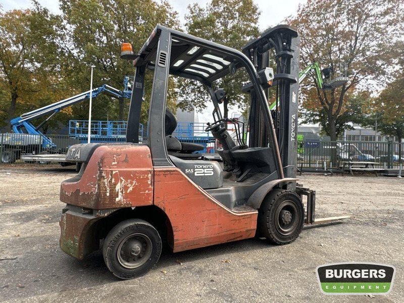 Toyota 8FDF25 - Dízel targonca: 4 kép. Toyota 8FDF25 - Dízel targonca: 4 kép.