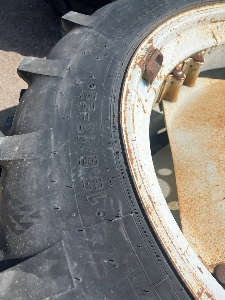 Alliance 13,6-38 Däck På Ford fälg - Gumiabroncs - Mezőgazdasági gépek: 4 kép. Alliance 13,6-38 Däck På Ford fälg - Gumiabroncs - Mezőgazdasági gépek: 4 kép.