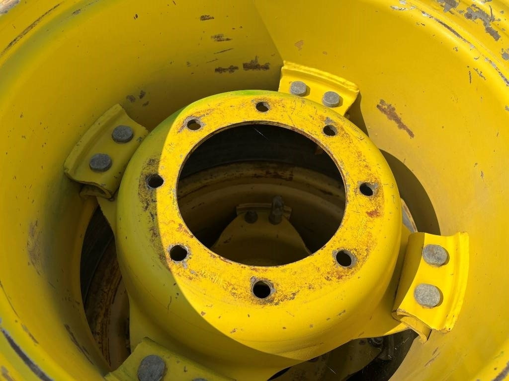 Alliance 480/70R24 till John Deere 6300 - Gumiabroncs - Mezőgazdasági gépek: 3 kép. Alliance 480/70R24 till John Deere 6300 - Gumiabroncs - Mezőgazdasági gépek: 3 kép.