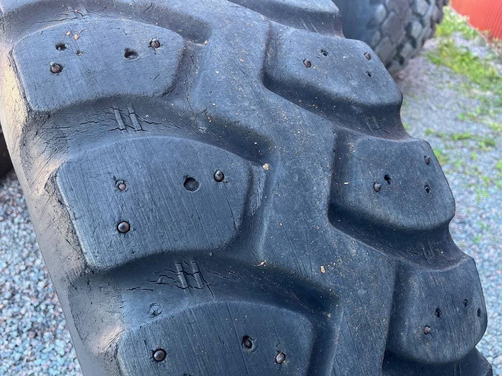 Goodyear 15,5-R25 till Zettelmeyer 802 - Gumiabroncs - Építőipari gépek: 2 kép. Goodyear 15,5-R25 till Zettelmeyer 802 - Gumiabroncs - Építőipari gépek: 2 kép.
