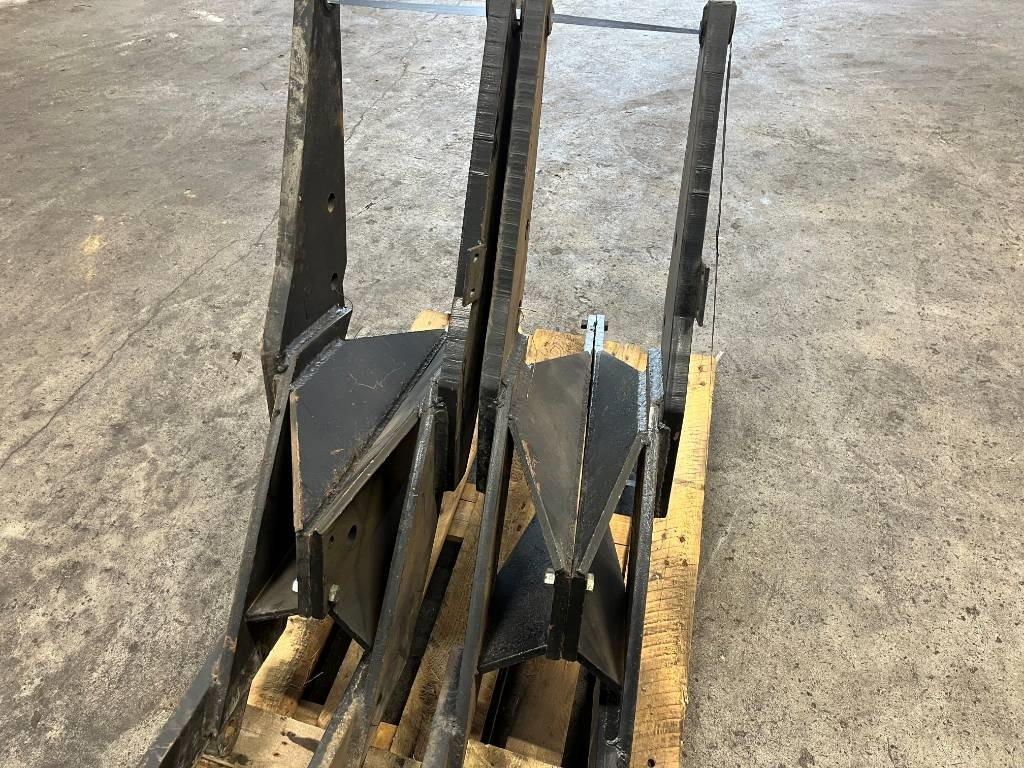 Lastarfäste Trima till Ursus Zetor - Homlokrakodó traktorhoz: 4 kép. Lastarfäste Trima till Ursus Zetor - Homlokrakodó traktorhoz: 4 kép.