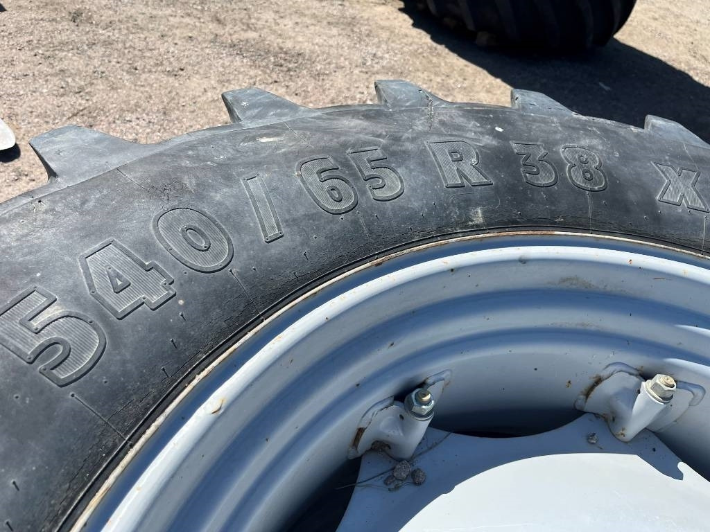 Michelin 540/65R38 till Massey Ferguson 6255 - Gumiabroncs - Mezőgazdasági gépek: 4 kép. Michelin 540/65R38 till Massey Ferguson 6255 - Gumiabroncs - Mezőgazdasági gépek: 4 kép.