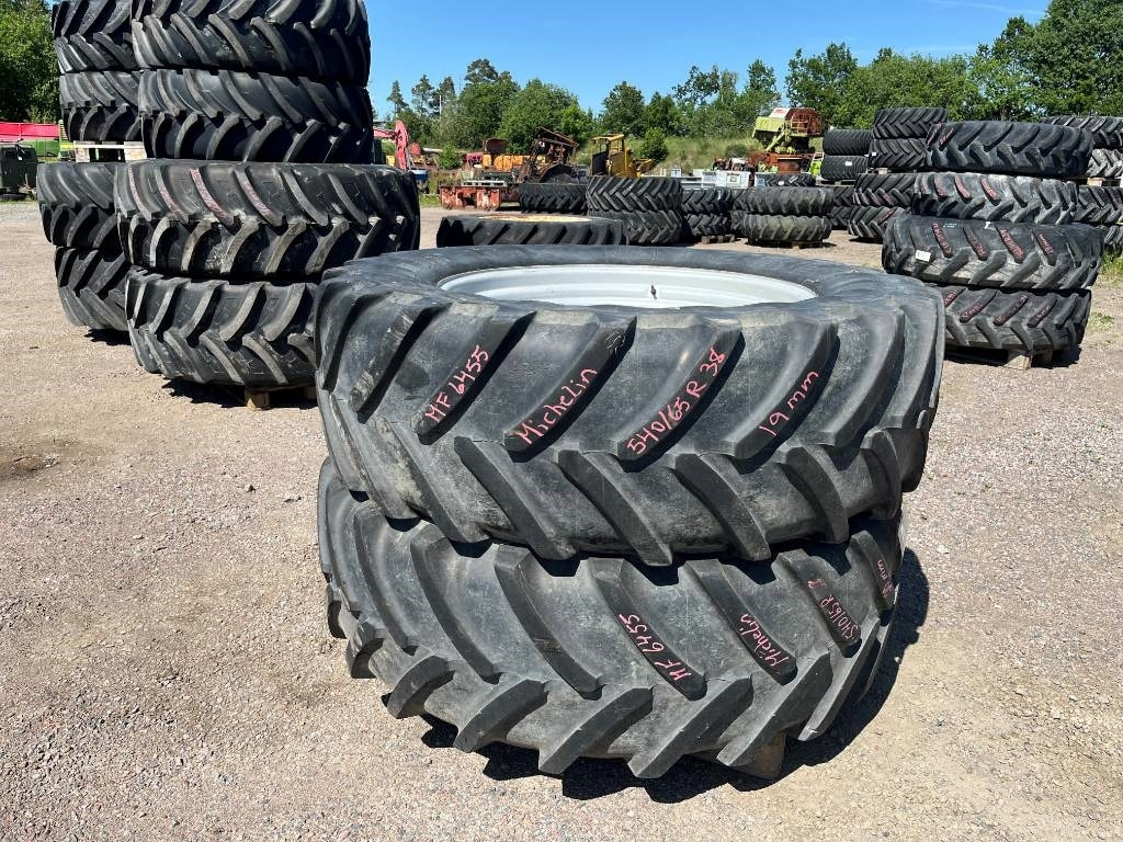 Michelin 540/65R38 till Massey Ferguson 6255 - Gumiabroncs - Mezőgazdasági gépek: 1 kép. Michelin 540/65R38 till Massey Ferguson 6255 - Gumiabroncs - Mezőgazdasági gépek: 1 kép.