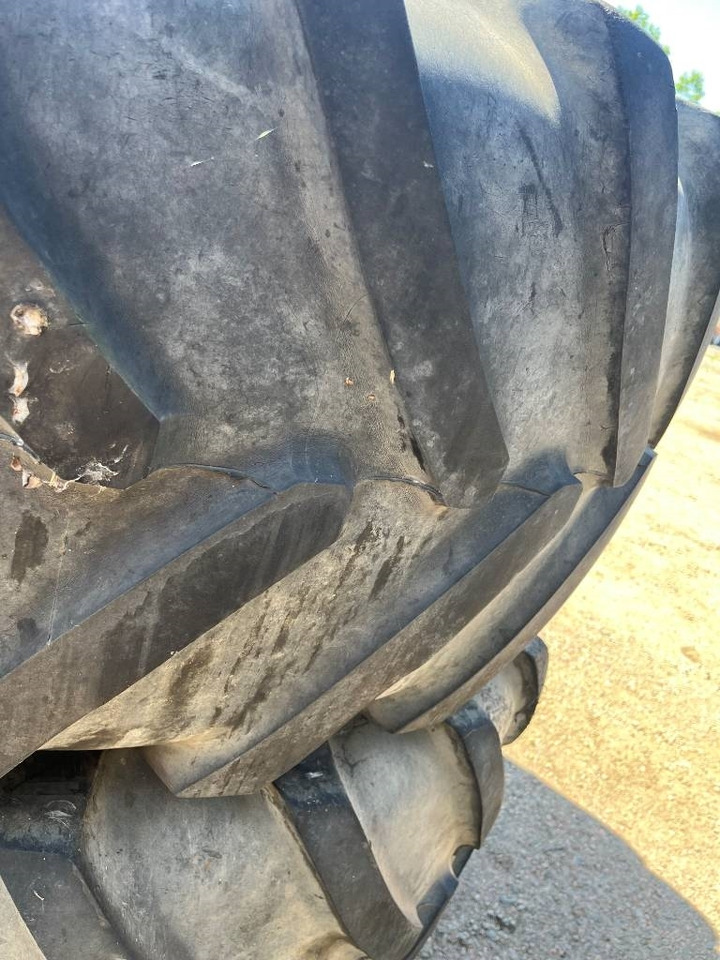 Gumiabroncs - Mezőgazdasági gépek Michelin 650/65R38 till Case MX 135: 6 kép.