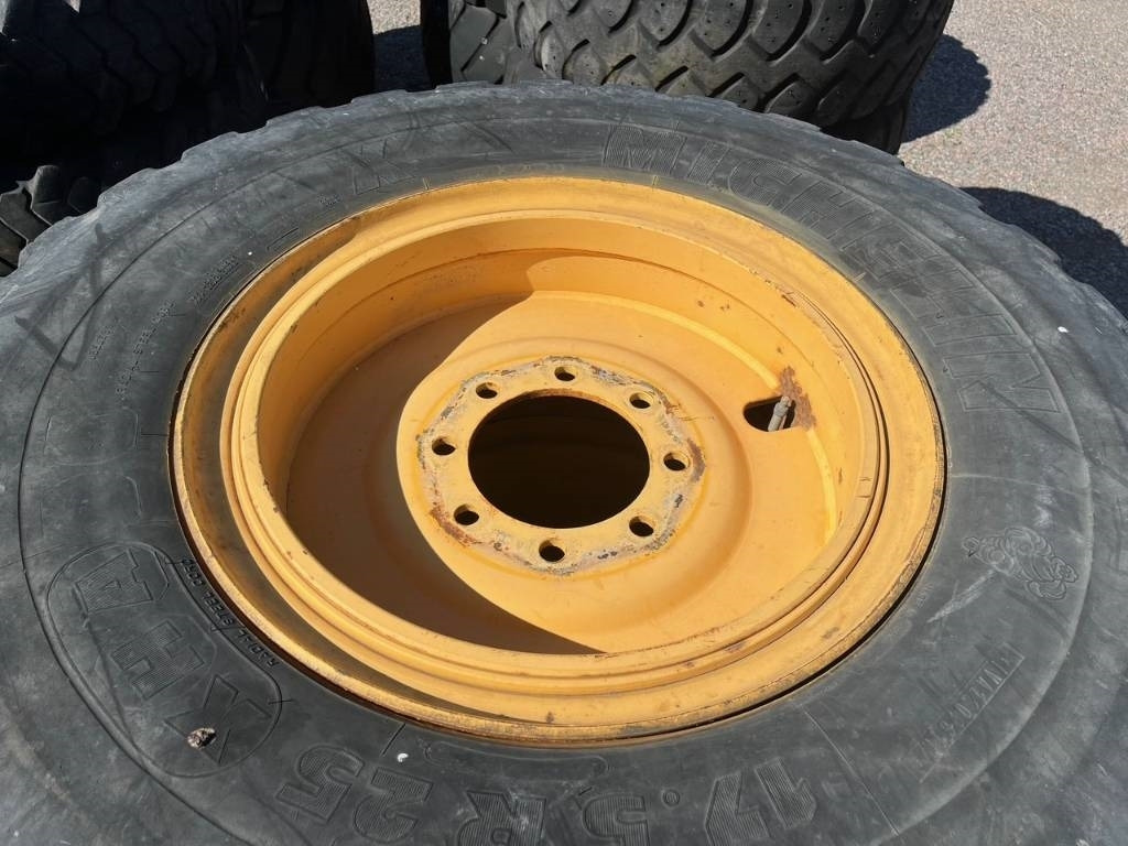 Michelin XHA 15,5-R25 till Volvo L50E C D B - Gumiabroncs - Építőipari gépek: 4 kép. Michelin XHA 15,5-R25 till Volvo L50E C D B - Gumiabroncs - Építőipari gépek: 4 kép.